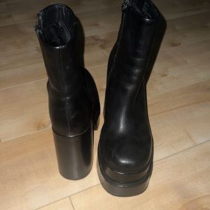 STEVE MADDEN COBRA LEATHER PLATFORM BOOT